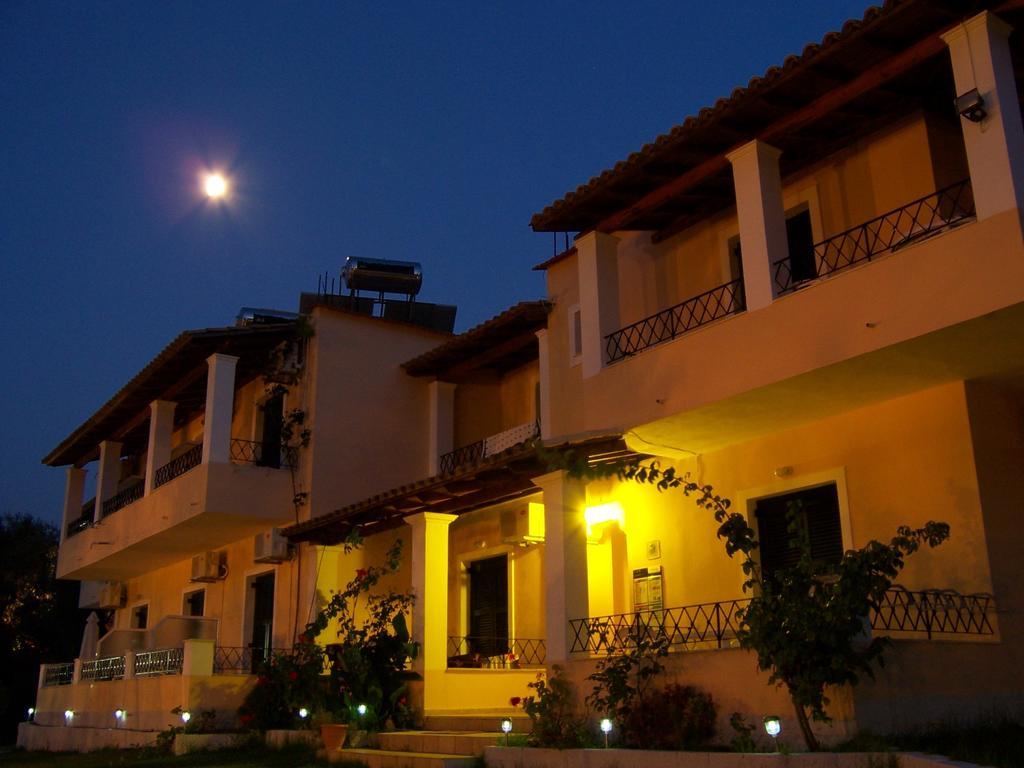 Rising Sun Apartments & Studios เวนิทเซส ภายนอก รูปภาพ