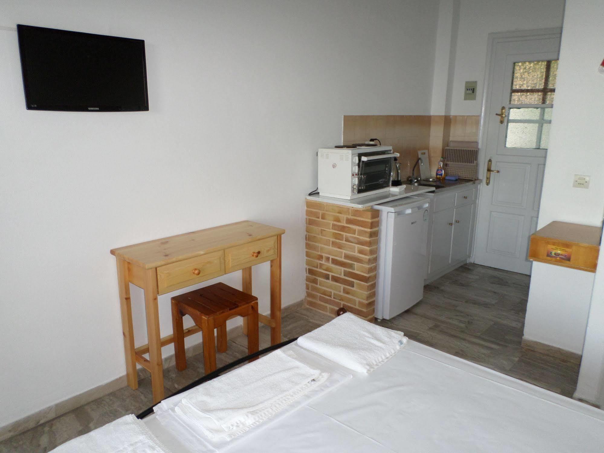 Rising Sun Apartments & Studios เวนิทเซส ภายนอก รูปภาพ